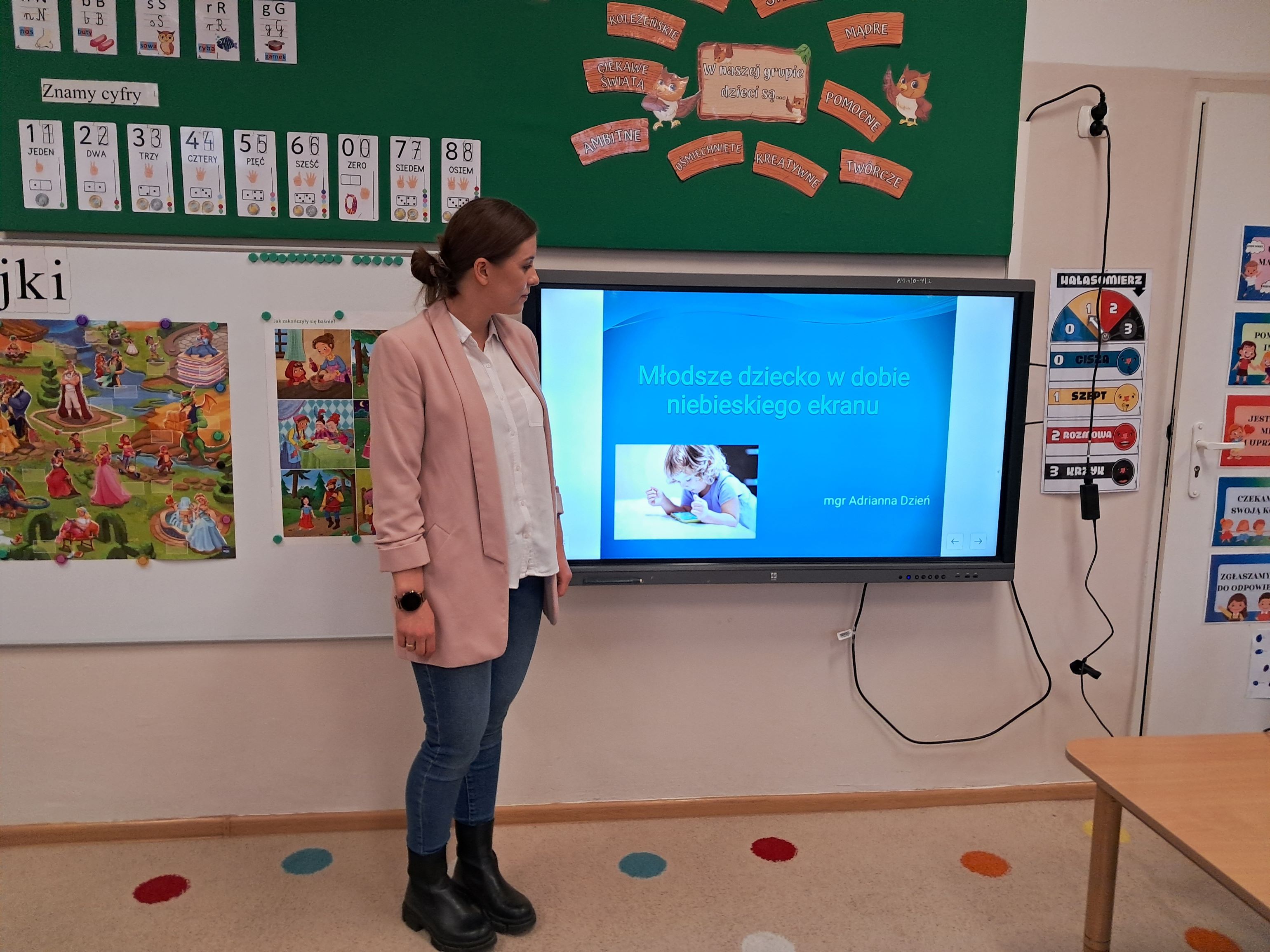 Zdjęcie wykonane podczas prelekcji Młodsze dziecko w dobie niebieskiego ekranu mgr Adrianna Dzień
