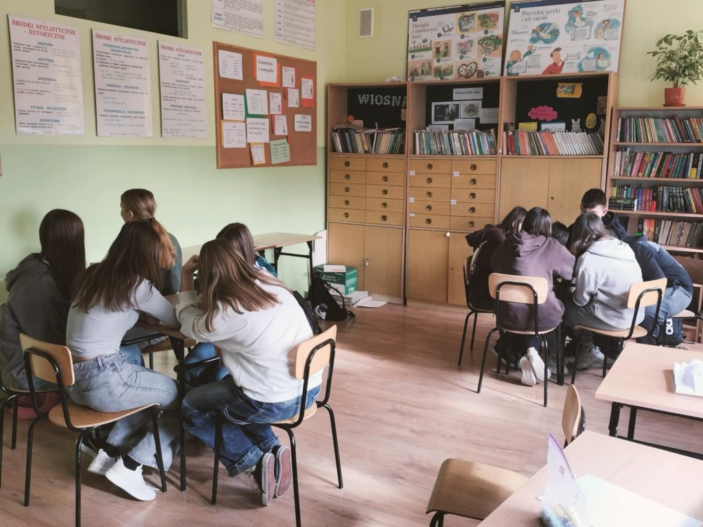 Zdjęcie przedstawiające uczestników warsztatów " „Agresja rówieśnicza – jak sobie z nią radzić?”