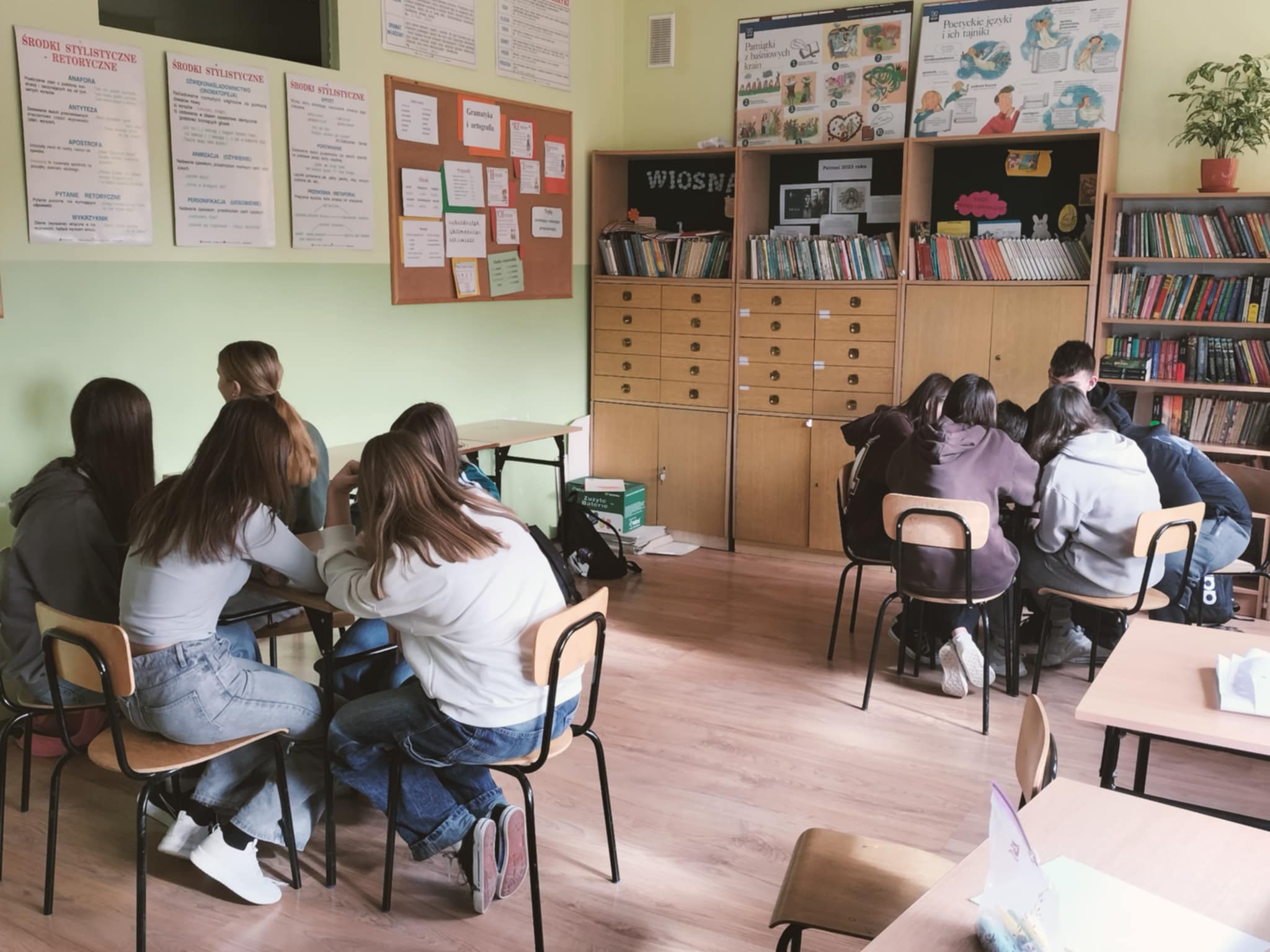 Zdjęcie przedstawiające uczestników warsztatów " „Agresja rówieśnicza – jak sobie z nią radzić?”