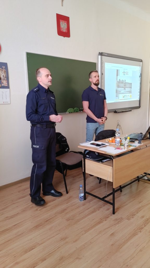 Zdjęcie przedstawiające policjanta podczas spotkania Sieci Współpracy i Samokształcenia Pedagogów i Psychologów Szkolnych z powiatu łańcuckiego