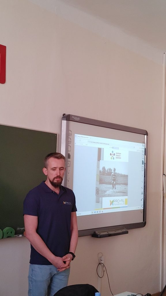 Zdjęcie przedstawiające uczestnika Sieci Współpracy i Samokształcenia Pedagogów i Psychologów Szkolnych z powiatu łańcuckiego