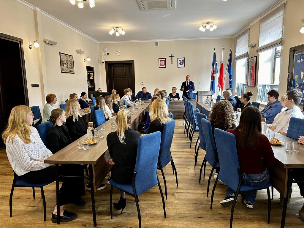 Fotorelacja z uroczystego wręczenia nagród laureatom Powiatowego Konkursu:Zawód Moich Marzeń