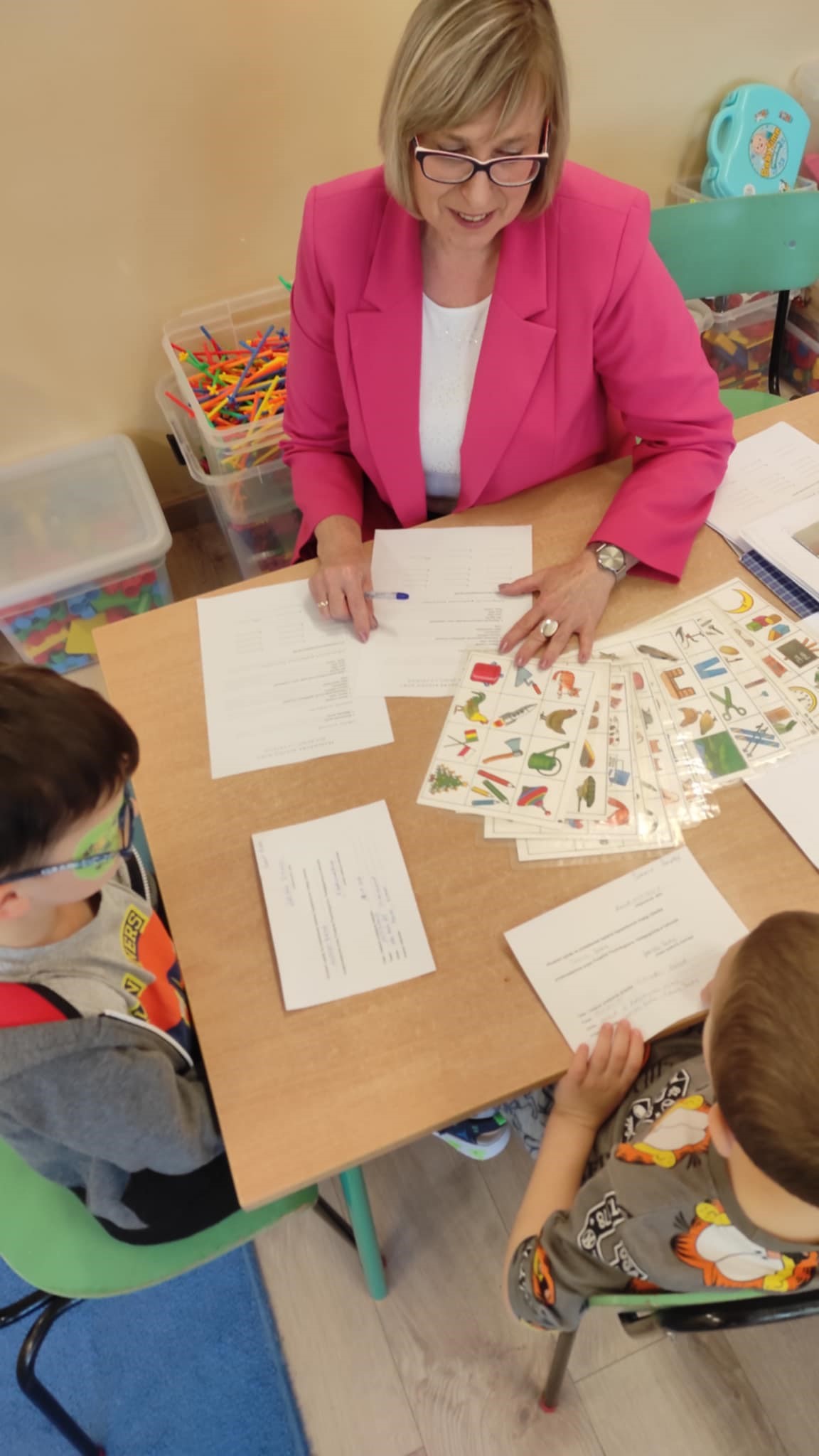 Zdjęcie przedstawiające przebieg logopedycznych badań przesiewowych