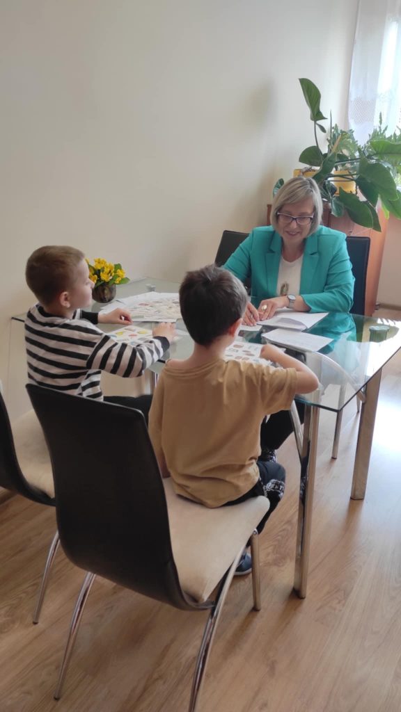 Zdjęcie przedstawiające przebieg logopedycznych badań przesiewowych 