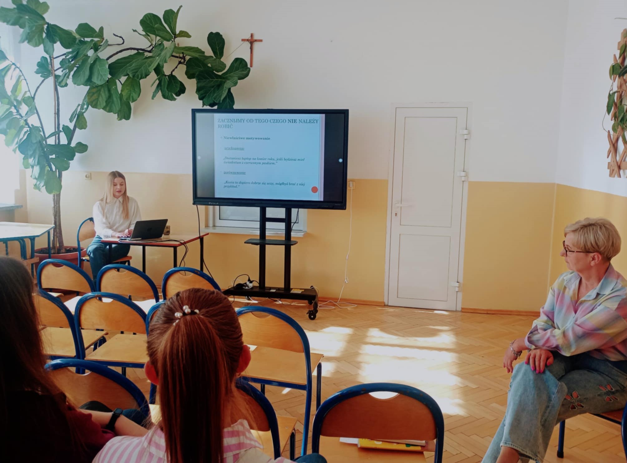 Zdjęcie przedstawiające prelekcję pt. "Jak motywować dziecko do nauki? Wskazówki dla rodziców"