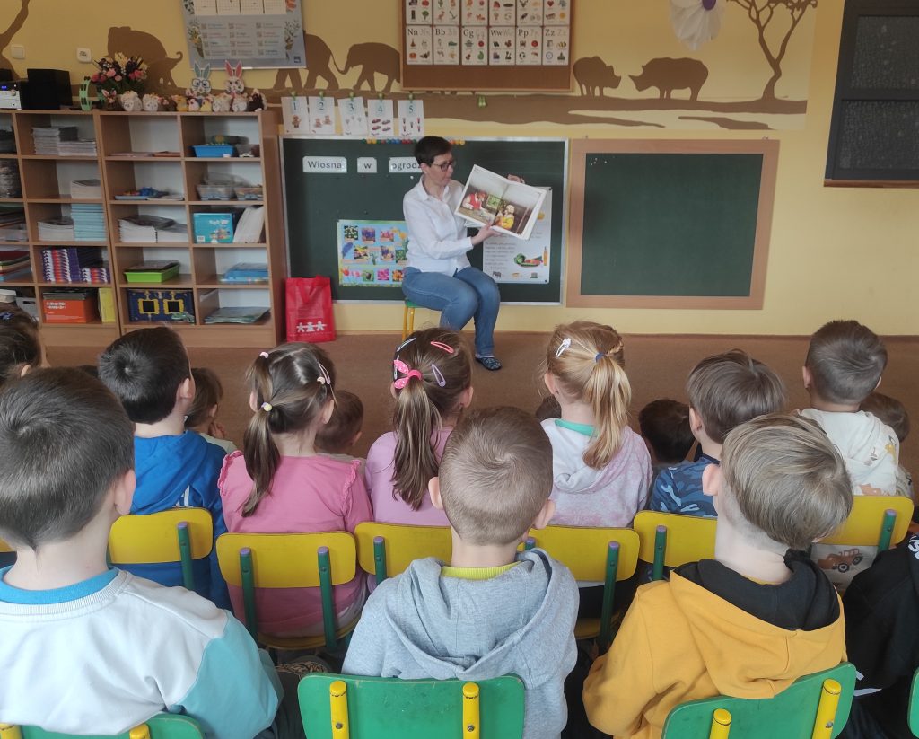 Zdjęcie przedstawiające zajęcia warsztatowe w przedszkolu