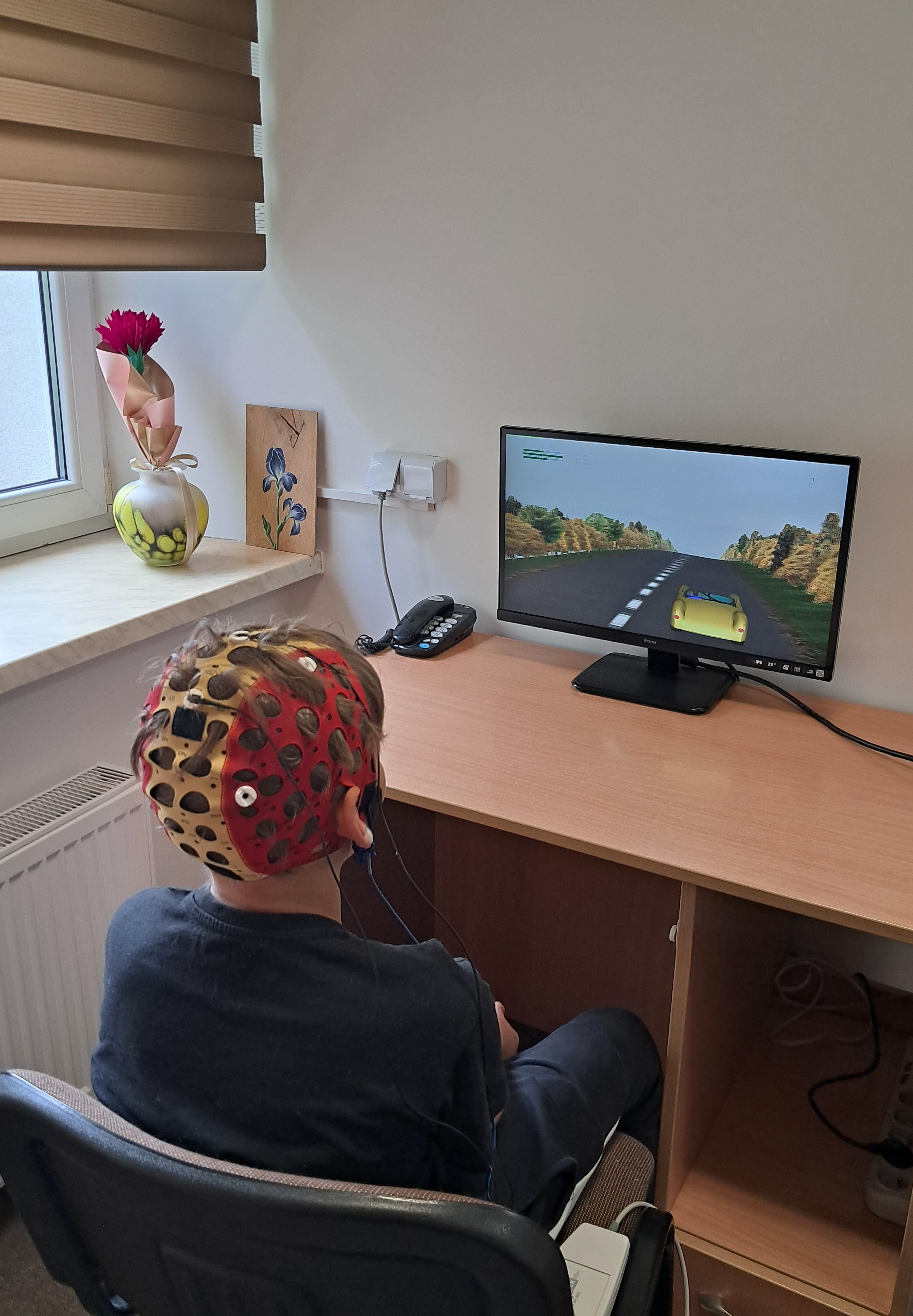 Zdjęcie przedstawiające ucznia podczas sesji biofeedbacku z wykorzystaniem EEG