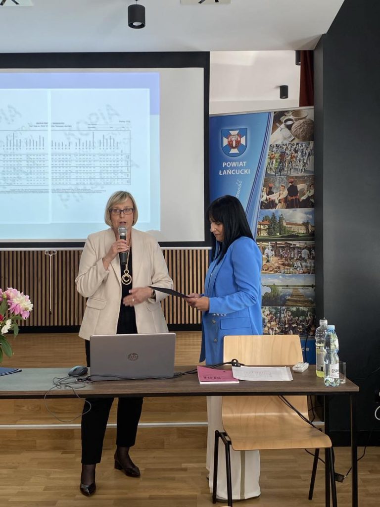 Fotorelacja z Powiatowej Konferencji Szkoleniowej na temat: Most do dorosłości. Psychologia rozwoju, kryzys i możliwości wsparcia w obliczu współczesnych wyzwań.
