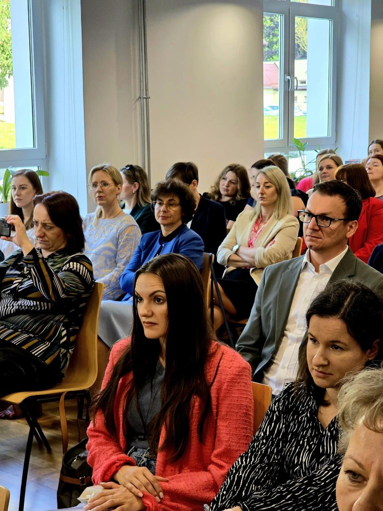 Fotorelacja z Powiatowej Konferencji Szkoleniowej na temat: Most do dorosłości. Psychologia rozwoju, kryzys i możliwości wsparcia w obliczu współczesnych wyzwań.