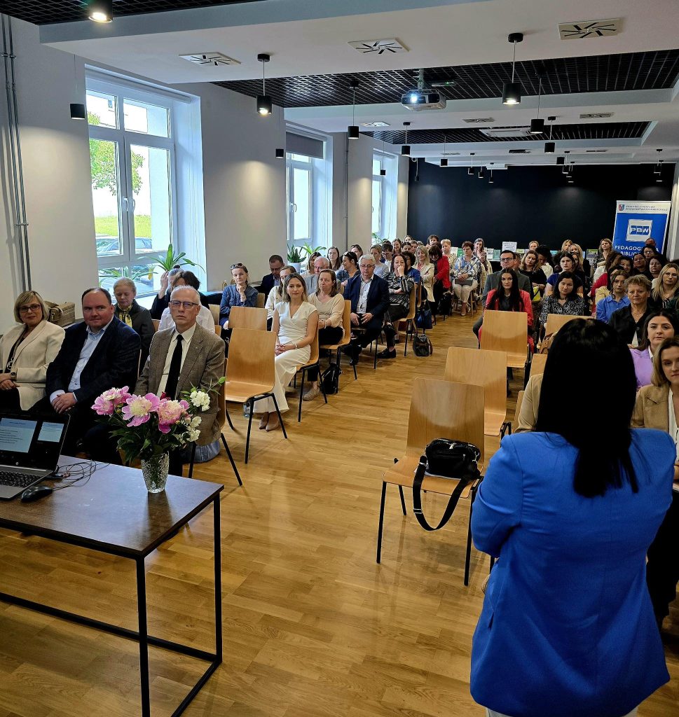 Fotorelacja z Powiatowej Konferencji Szkoleniowej na temat: Most do dorosłości. Psychologia rozwoju, kryzys i możliwości wsparcia w obliczu współczesnych wyzwań.