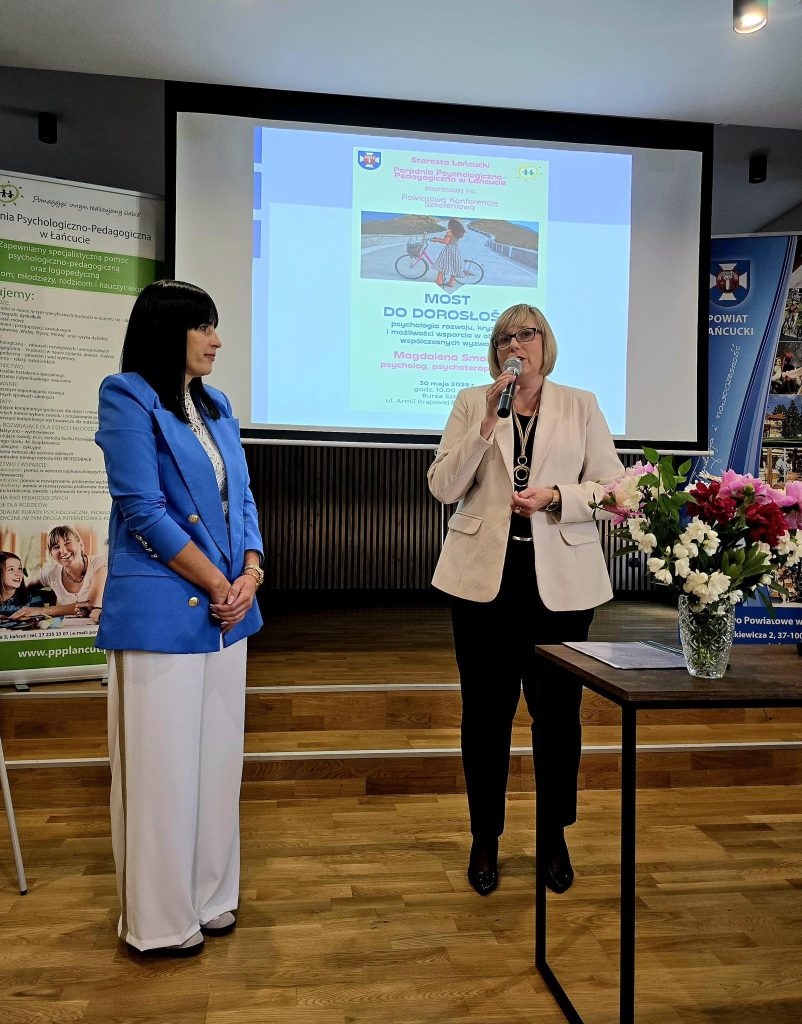Fotorelacja z Powiatowej Konferencji Szkoleniowej na temat: Most do dorosłości. Psychologia rozwoju, kryzys i możliwości wsparcia w obliczu współczesnych wyzwań.