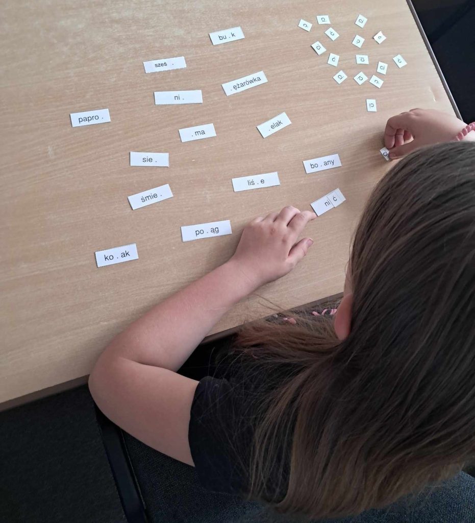 Zdjęcie przedstawiające ucznia biorącego udział w terapii pedagogicznej