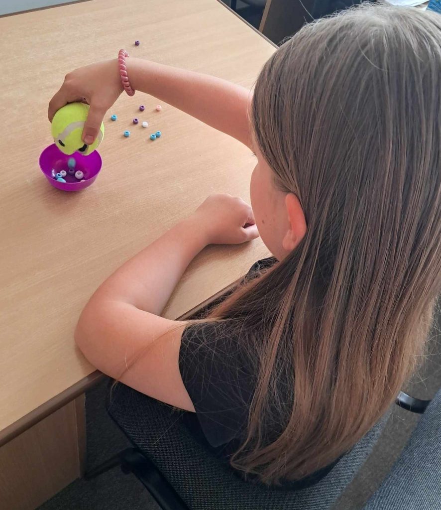 Zdjęcie przedstawiające ucznia biorącego udział w terapii pedagogicznej