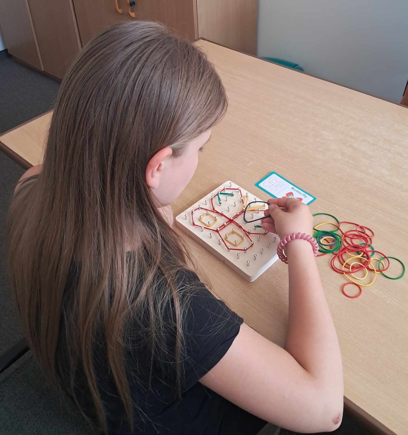 Zdjęcie przedstawiające ucznia biorącego udział w terapii pedagogicznej