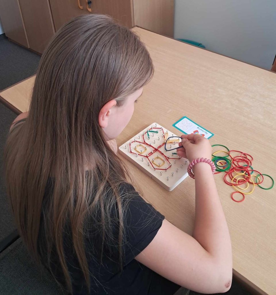 Zdjęcie przedstawiające ucznia biorącego udział w terapii pedagogicznej