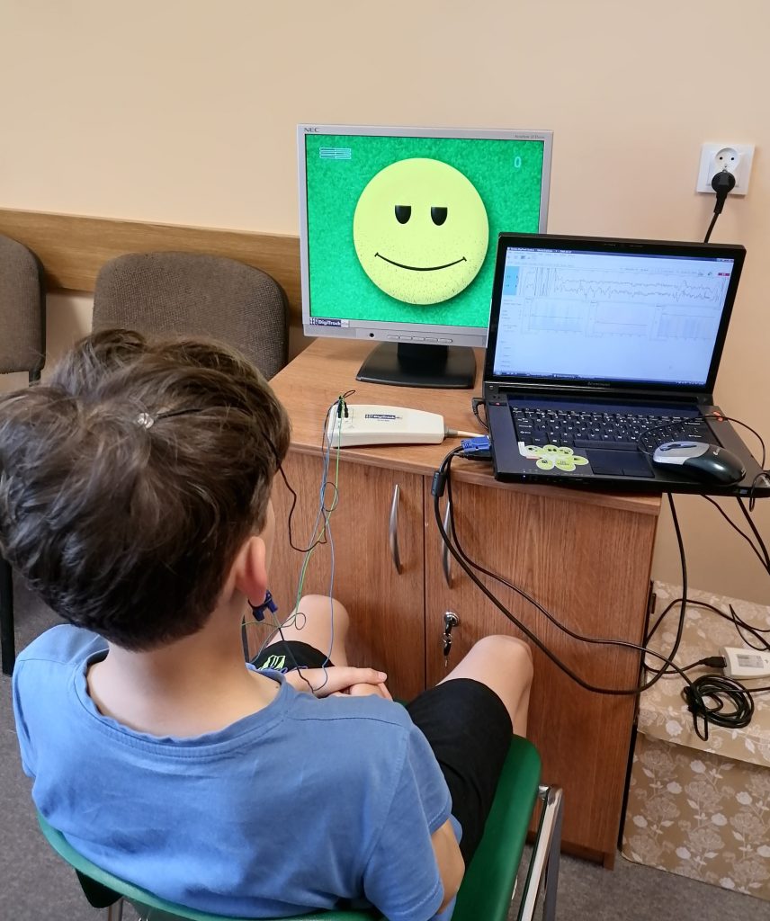 Zdjęcie przedstawiające ucznia podczas sesji biofeedbacku z wykorzystaniem EEG