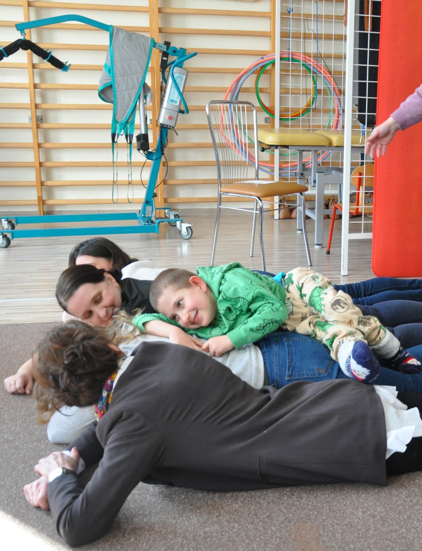 Zdjęcie przedstawiające uczniów biorących udział w zajęciach metodą ruchu rozwijającego według Weroniki Sherborne