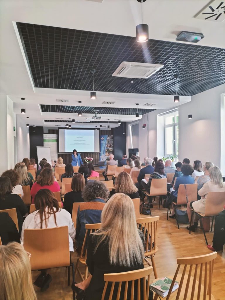 Fotorelacja z Powiatowej Konferencji Szkoleniowej na temat: Most do dorosłości. Psychologia rozwoju, kryzys i możliwości wsparcia w obliczu współczesnych wyzwań.