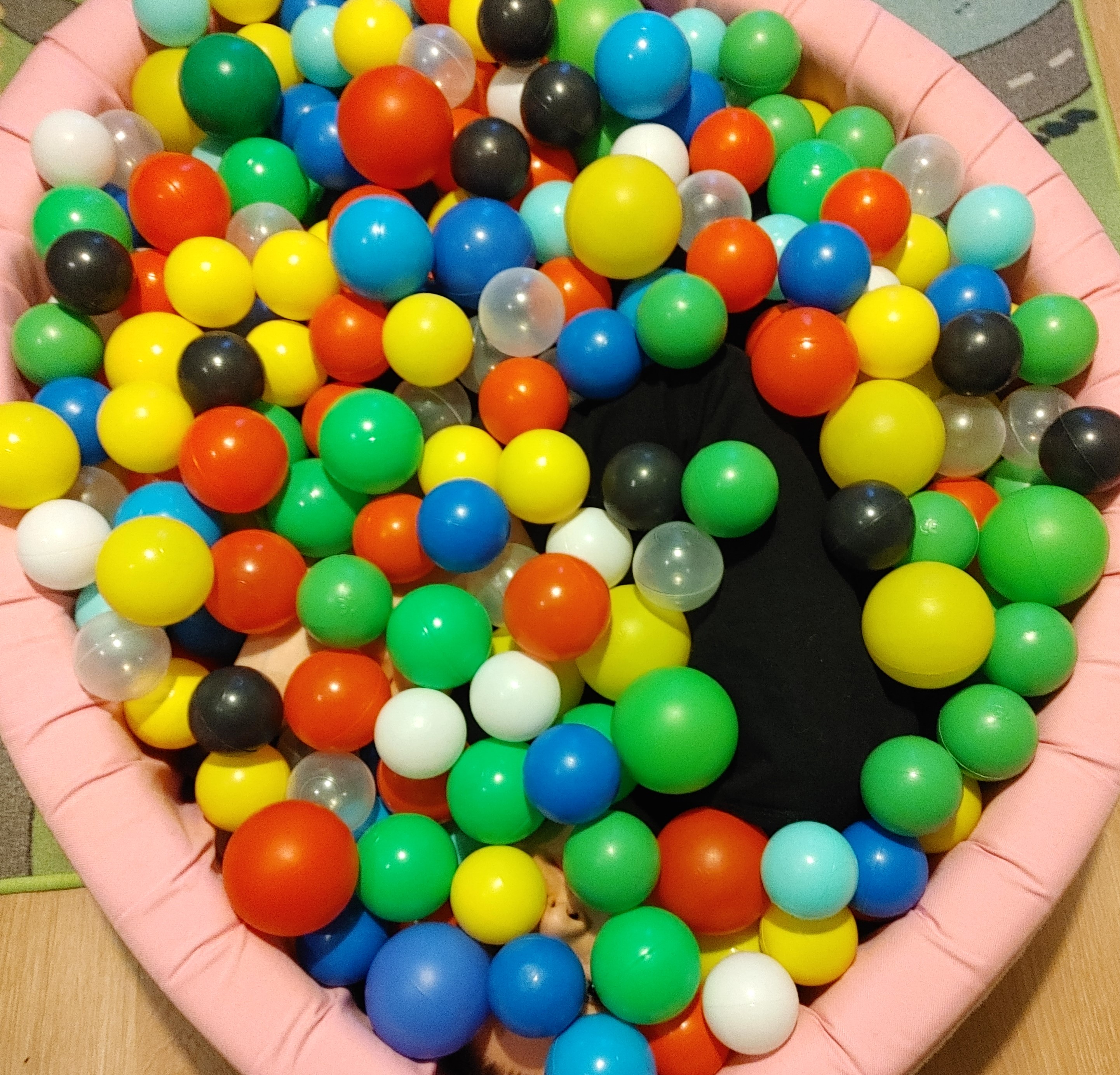 Zdjęcie przedstawiające basen z plastikowymi kulkami