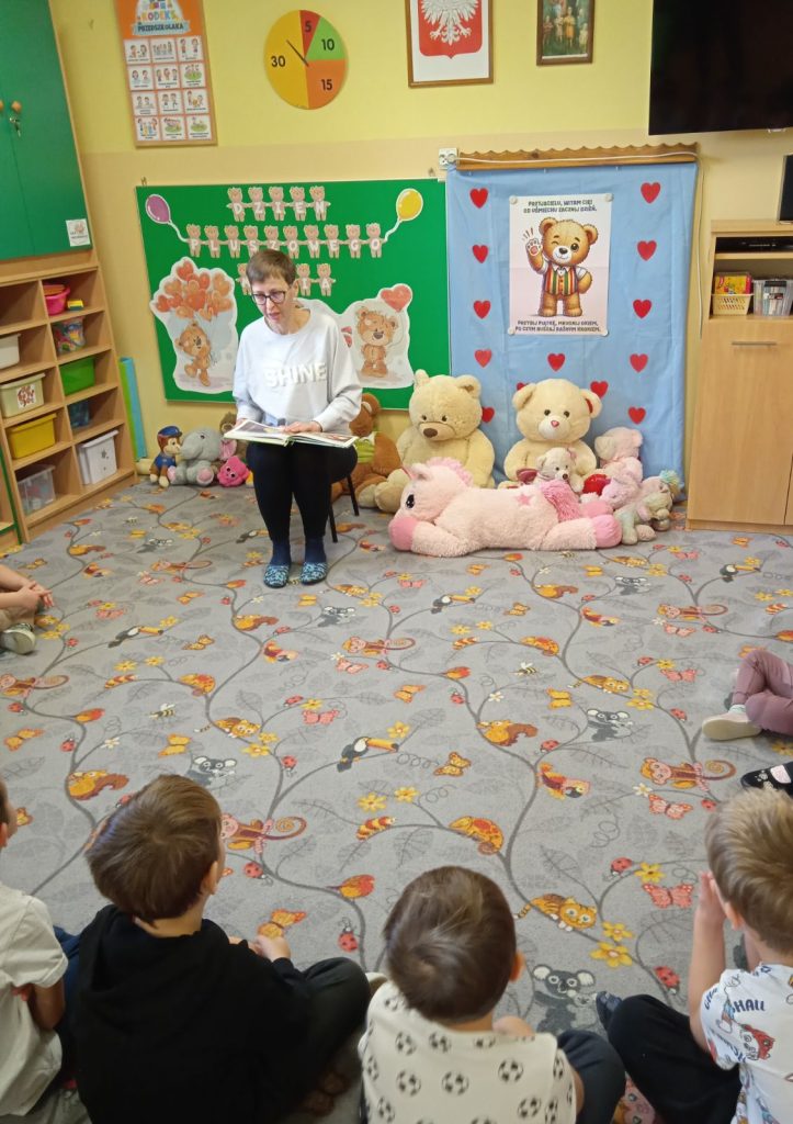 Zdjęcie przedstawiające zajęcia warsztatowe w przedszkolu