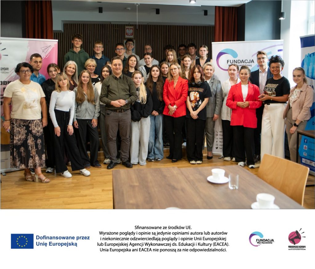 Zdjęcie przedstawiające uczestników debaty oraz tekst: Sfinansowane ze środków UE. Wyrażone poglądy i opinie są jedynie opiniami autora lub autorów i niekoniecznie odzwierciedlają poglądy i opinie Unii Europejskiej lub Europejskiej Agencji Wykonawczej ds. Edukacji i Kultury (EACEA). Unia Europejska ani EACEA nie ponoszą za nie odpowiedzialności. Dofinansowane przez Unię Europejską