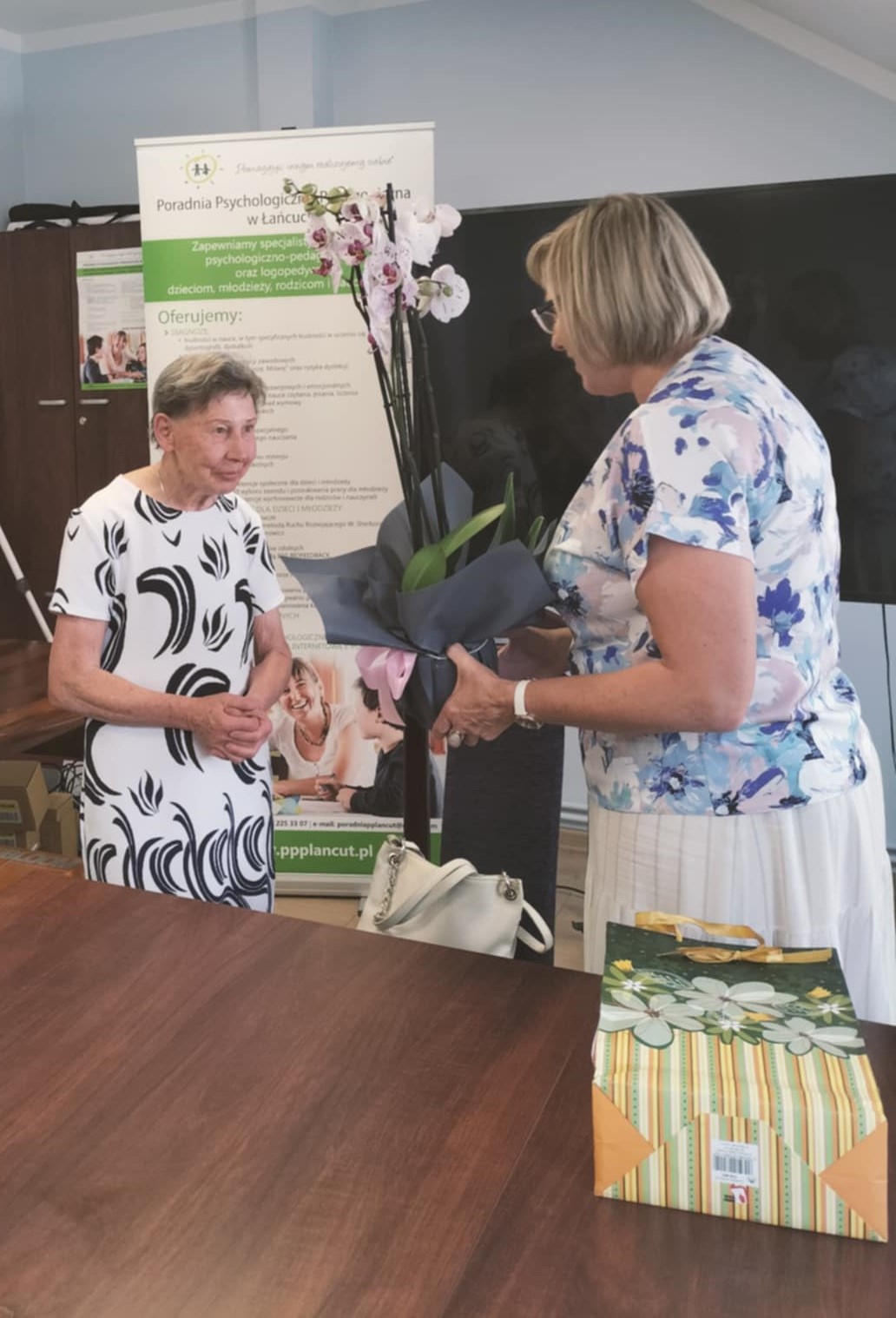 Zdjęcie przedstawiające wręczenie kwiatów Pani Doktor, Elżbiecie Inglot-Ulman za wieloletnią współpracę podczas posiedzeń Zespołów Orzekających w naszej Poradni.