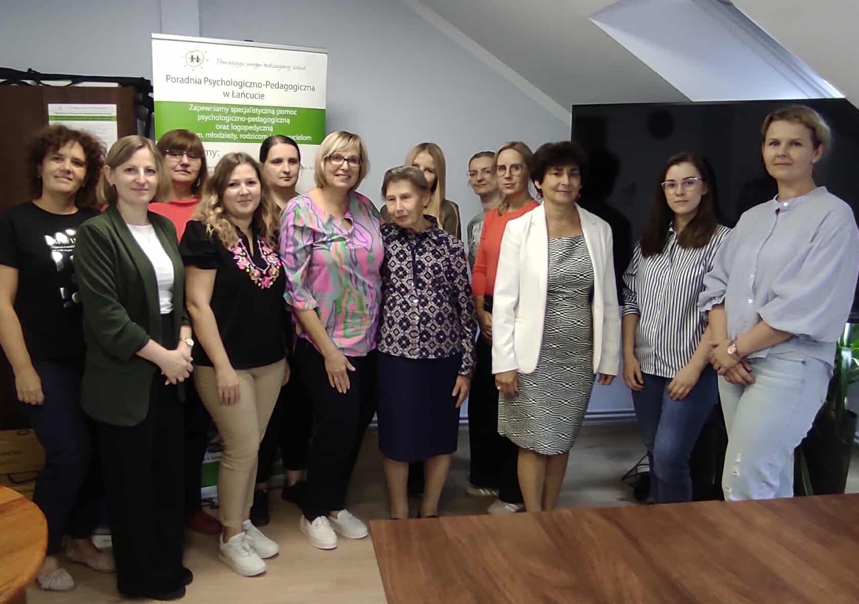 Zdjęcie przedstawiające kadrę oraz Panią Doktor, Elżbietę Inglot-Ulman 