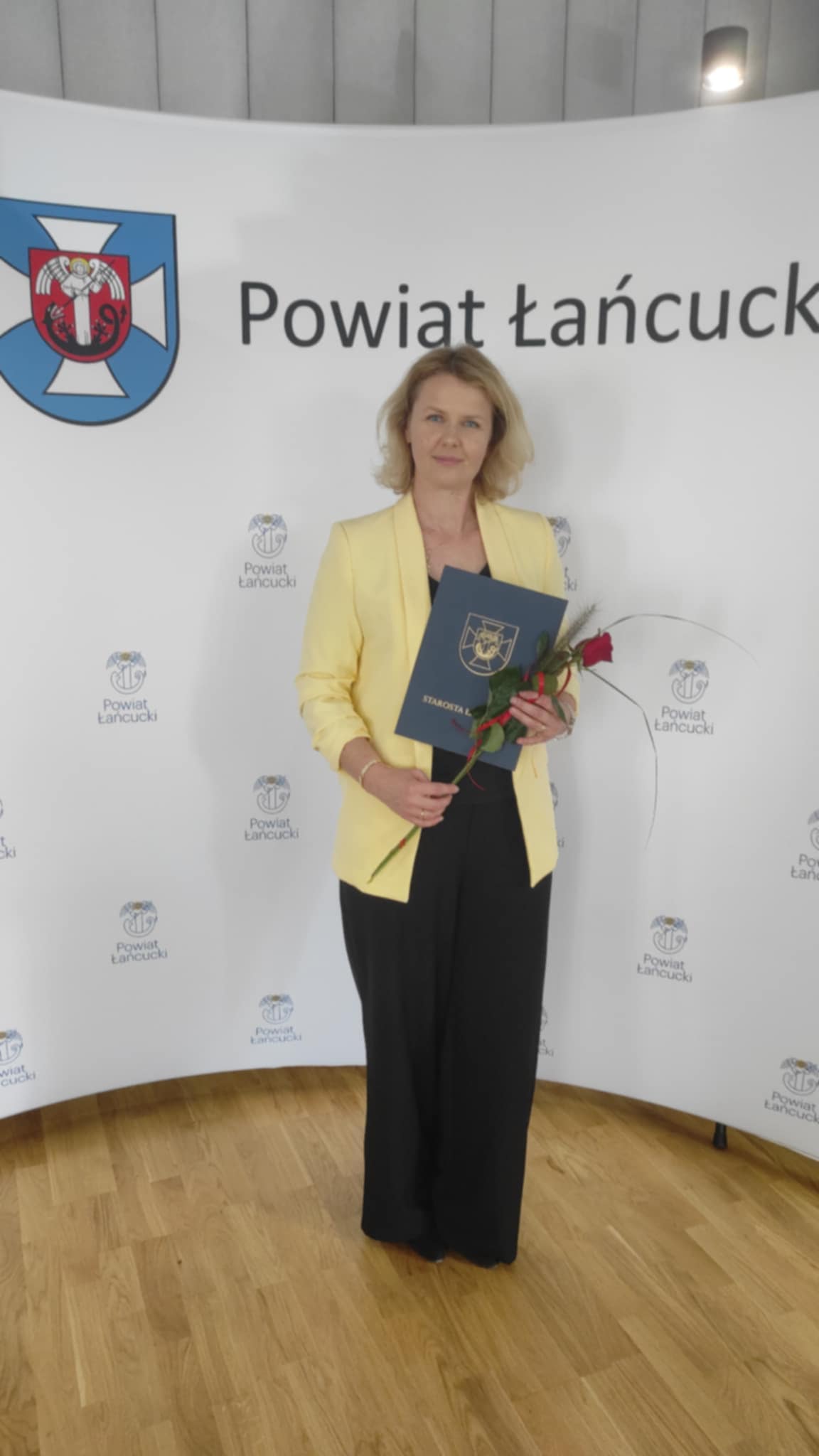 Zdjęcie wykonane mgr Katarzynie Czapli, która otrzymała nagrodę Starosty Łańcuckiego, za szczególne osiągnięcia w pracy zawodowej.