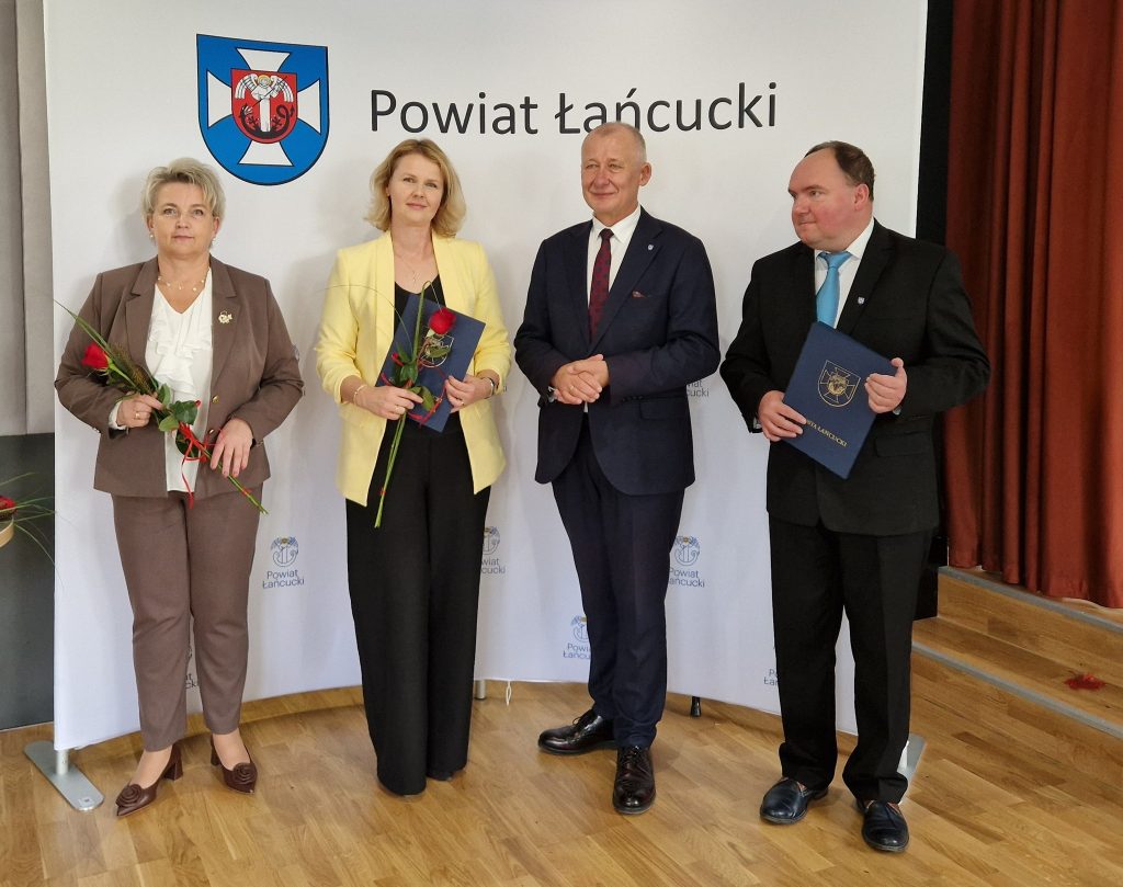 Zdjęcie wykonane  mgr Katarzynie Czapli, która otrzymała nagrodę Starosty Łańcuckiego, za szczególne osiągnięcia w pracy zawodowej.