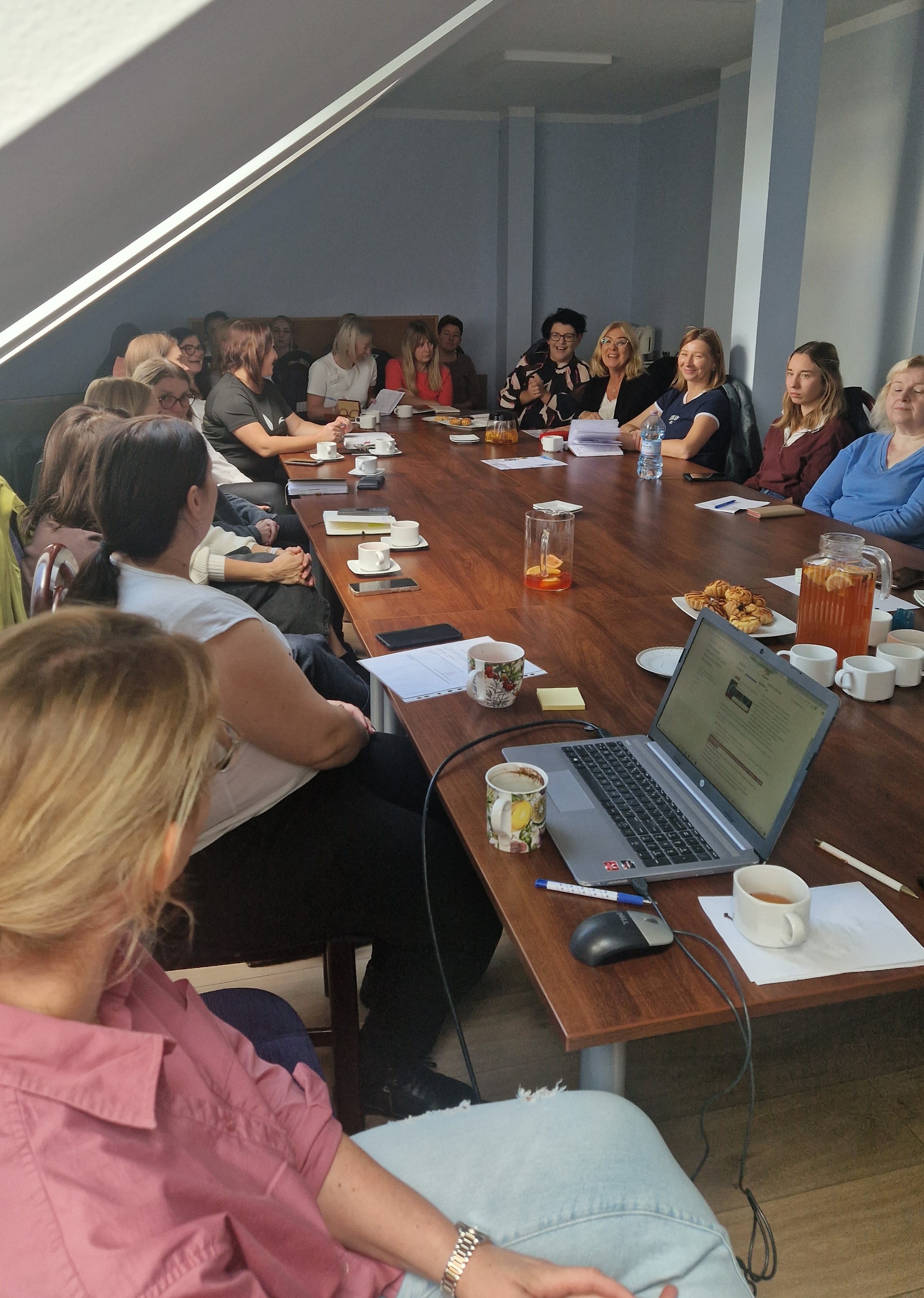 Zdjęcie przedstawiające uczestników spotkania Sieci Współpracy i Samokształcenia Pedagogów i Psychologów z powiatu łańcuckiego