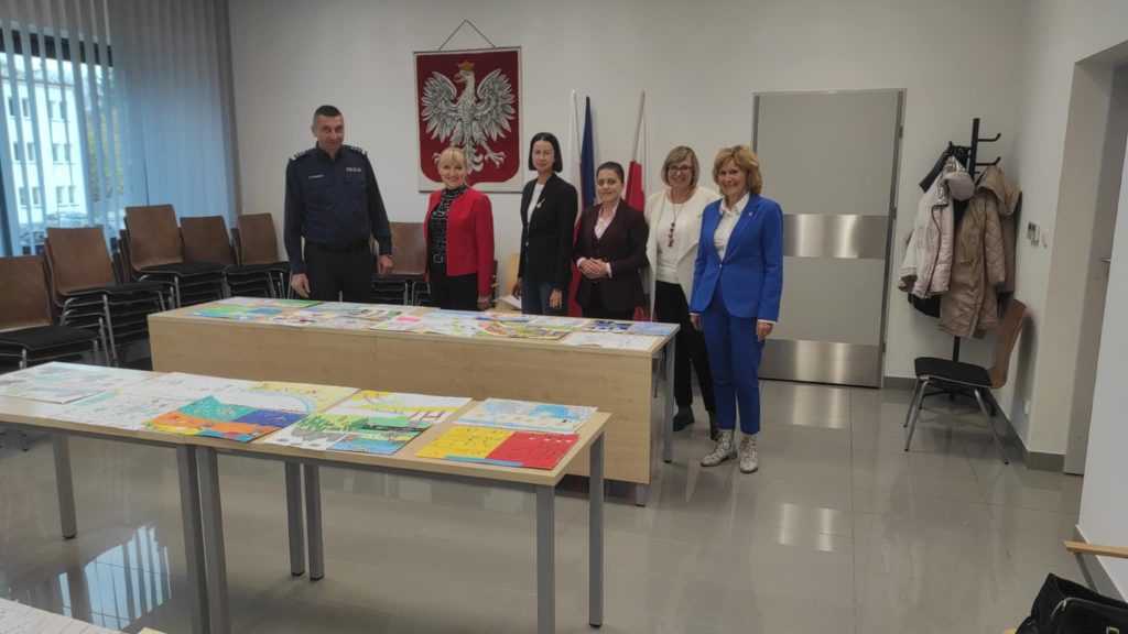 Zdjęcie przedstawiające jury konkursu plastycznego dla dzieci i młodzieży pod hasłem” Bezpieczne wakacje”