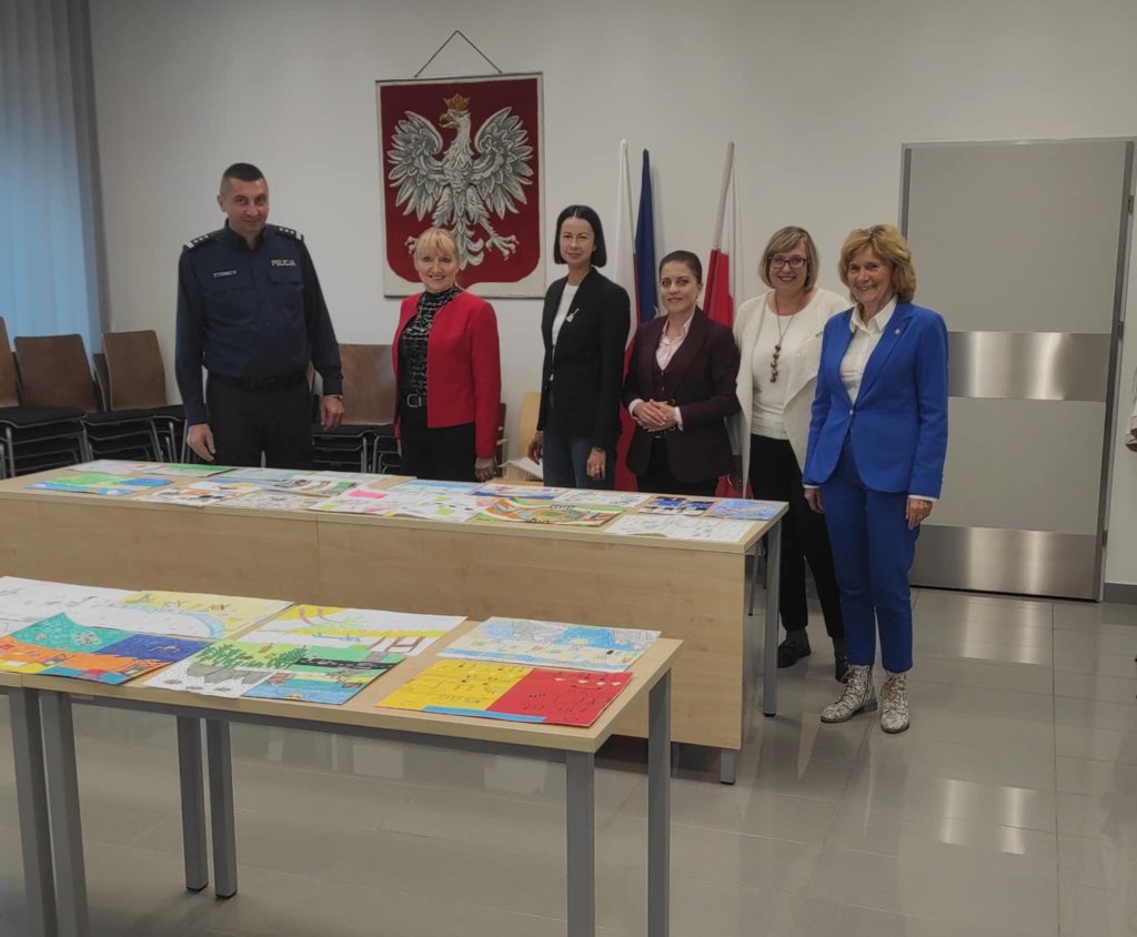 Zdjęcie przedstawiające jury  konkursu plastycznego dla dzieci i młodzieży pod hasłem” Bezpieczne wakacje”