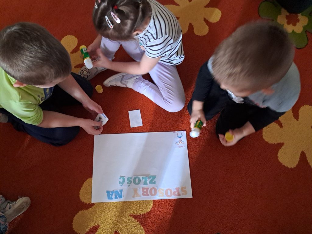 Zdjęcie przedstawiające dzieci biorące udział w zajęciach o emocjach