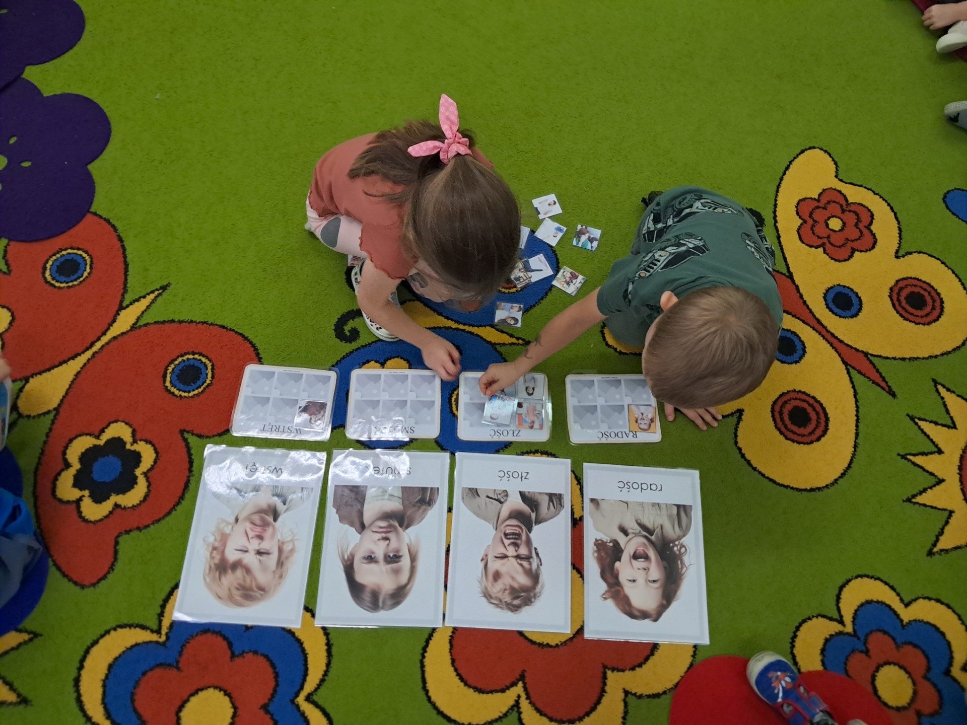 Zdjęcie przedstawiające dzieci biorące udział w zajęciach o emocjach