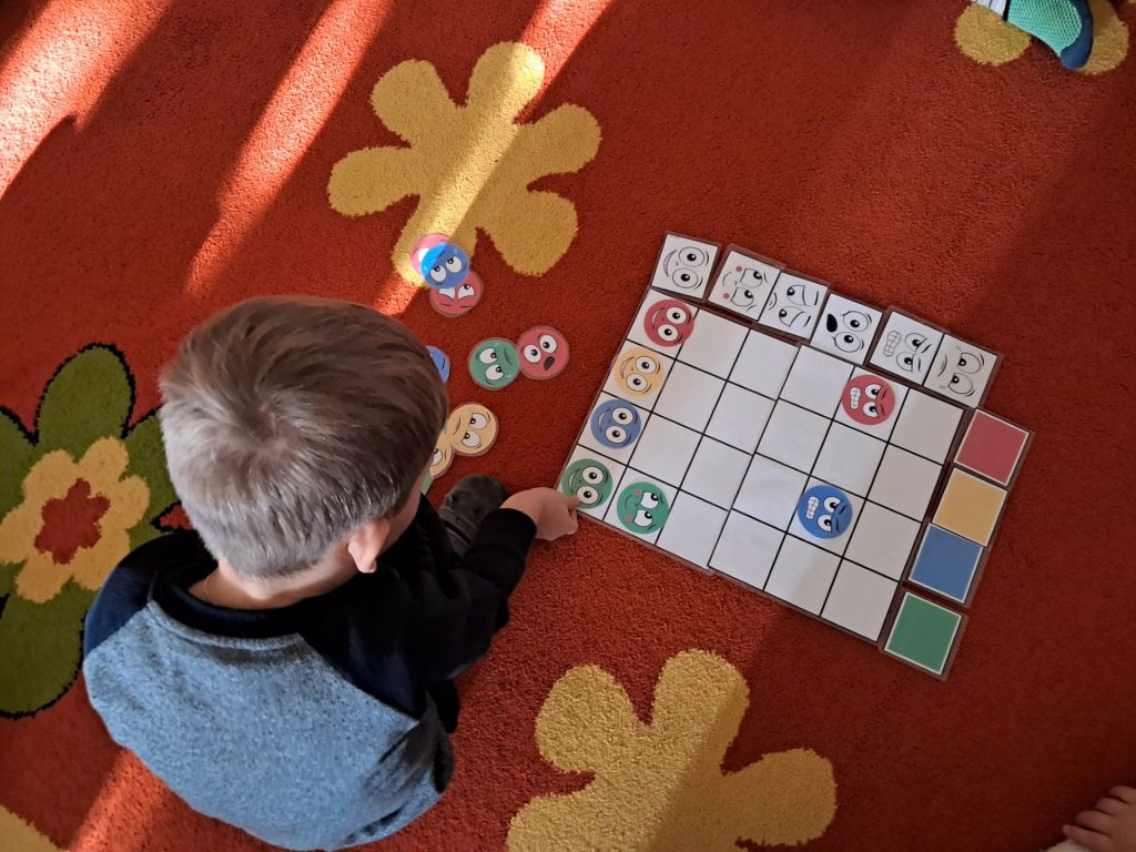 Zdjęcie przedstawiające dzieci biorące udział w zajęciach o emocjach