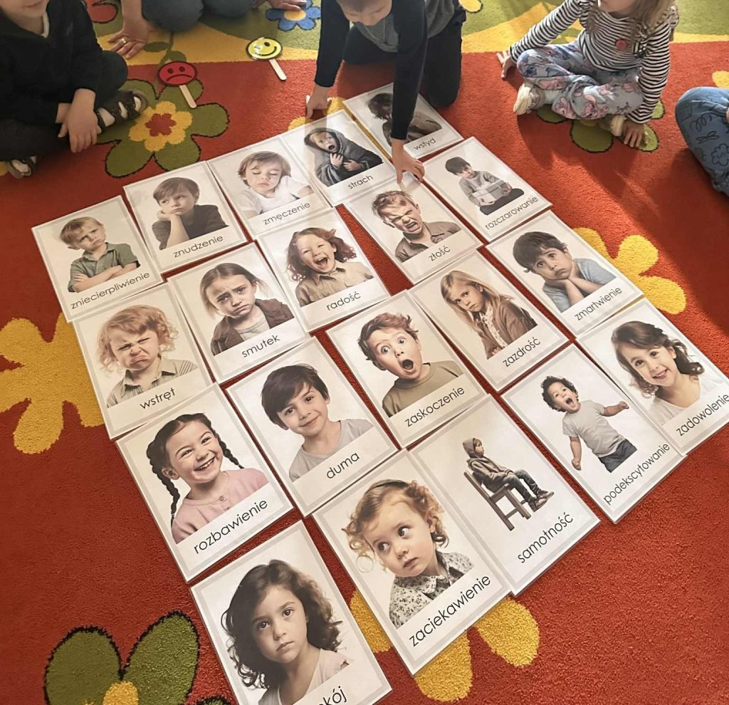 Zdjęcie przedstawiające dzieci biorące udział w zajęciach o emocjach