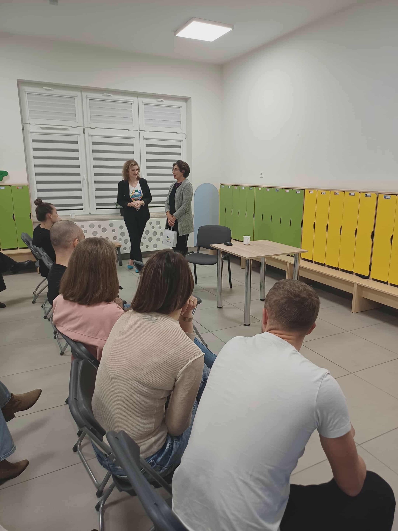 Zdjęcie przedstawiające rodziców podczas spotkania