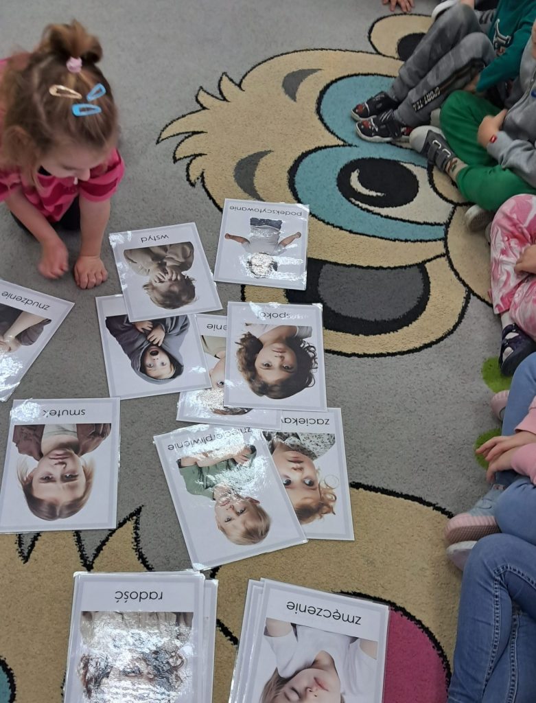 Fotorelacja warsztatów „Jestem radosny, jestem zły – zajęcia o emocjach” 