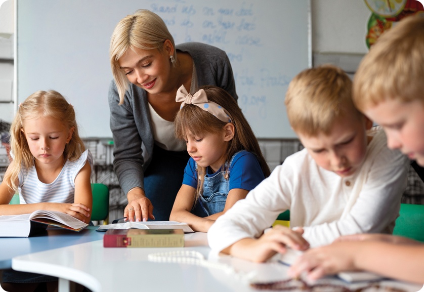 Fotografia nauczyciela w pracy z grupą dzieci