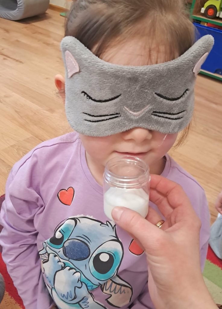 Sensoryczna zabawa przedszkolaków – warsztaty w Przedszkolu Miejskim nr 2 w Łańcucie