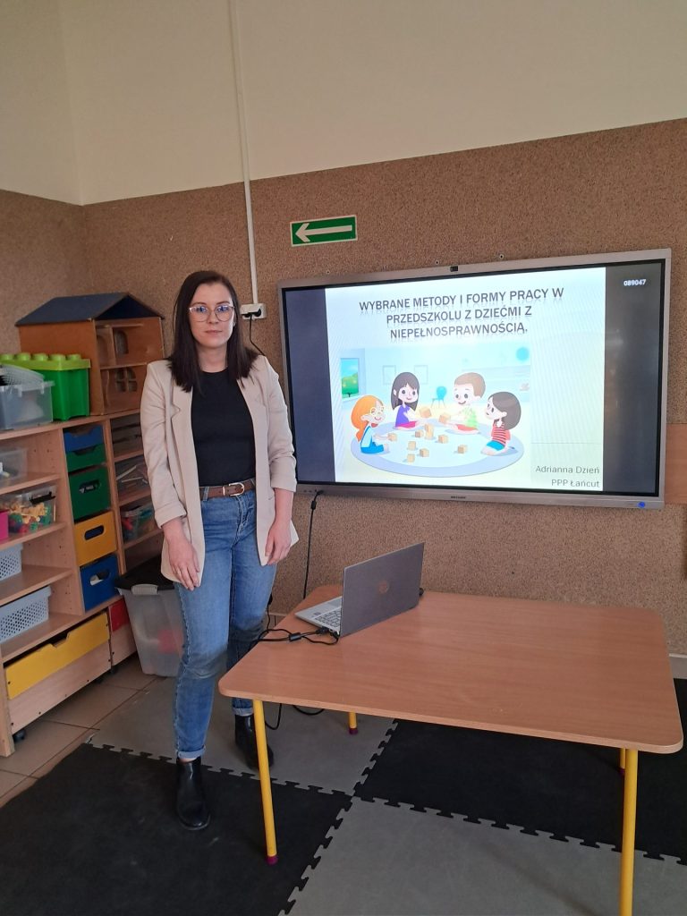 Adrianna Dzień, prowadząca szkolenie Rady Pedagogicznej PM 1 w Markowej