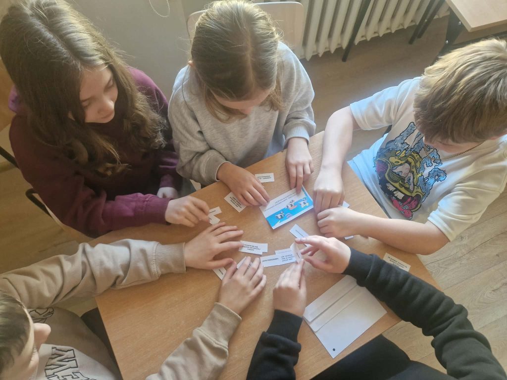 Młodzież podczas zajęć Bądź kumplem - nie dokuczaj