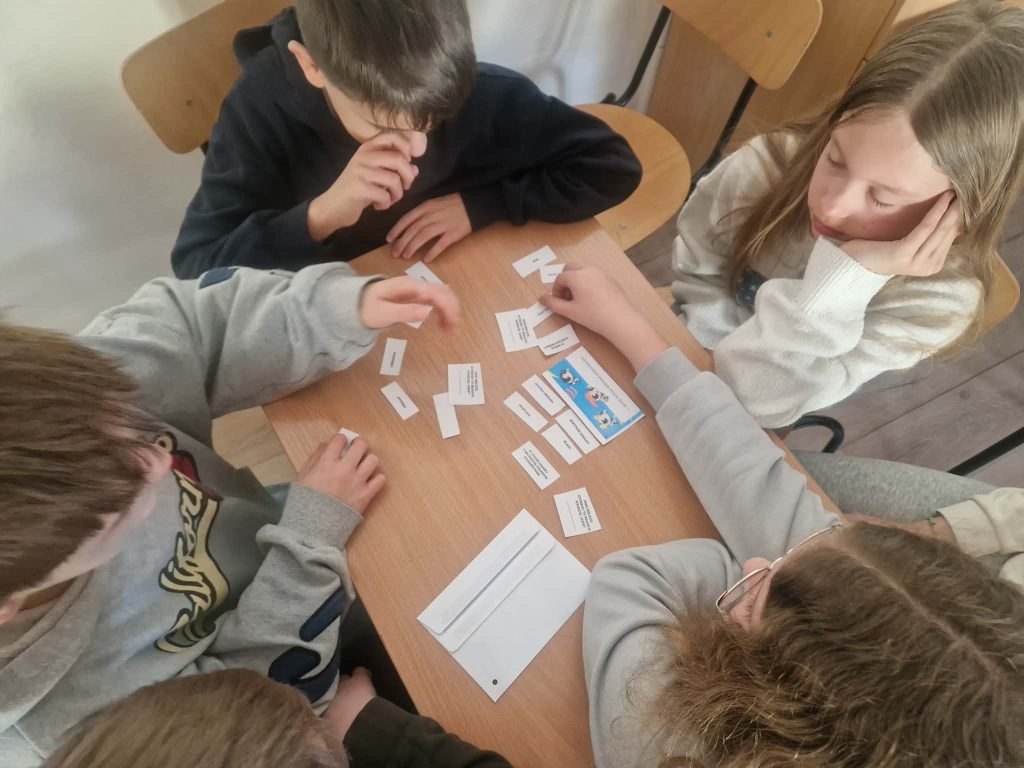 Młodzież podczas zajęć Bądź kumplem - nie dokuczaj