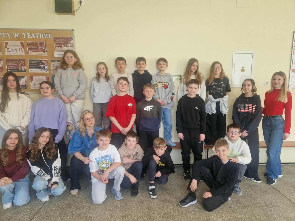 Uczniowie z SP 4 w Łańcucie na warsztatach wraz ze specjalistami prowadzącymi zajęcia