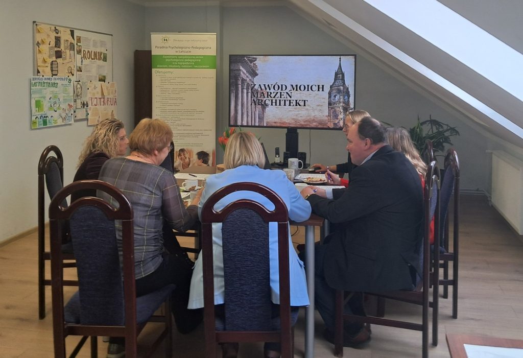 Jury konkursu Zawód moich marzeń oceniający pracę uczniów