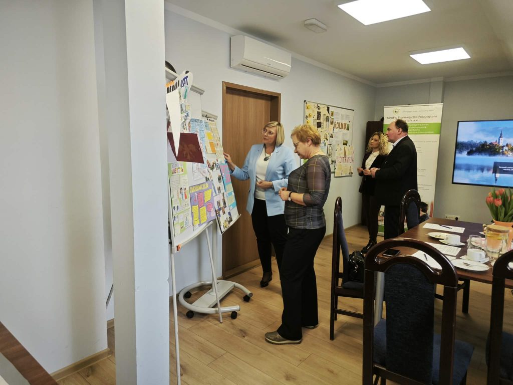 Jury konkursu Zawód moich marzeń ocenia prace uczniów