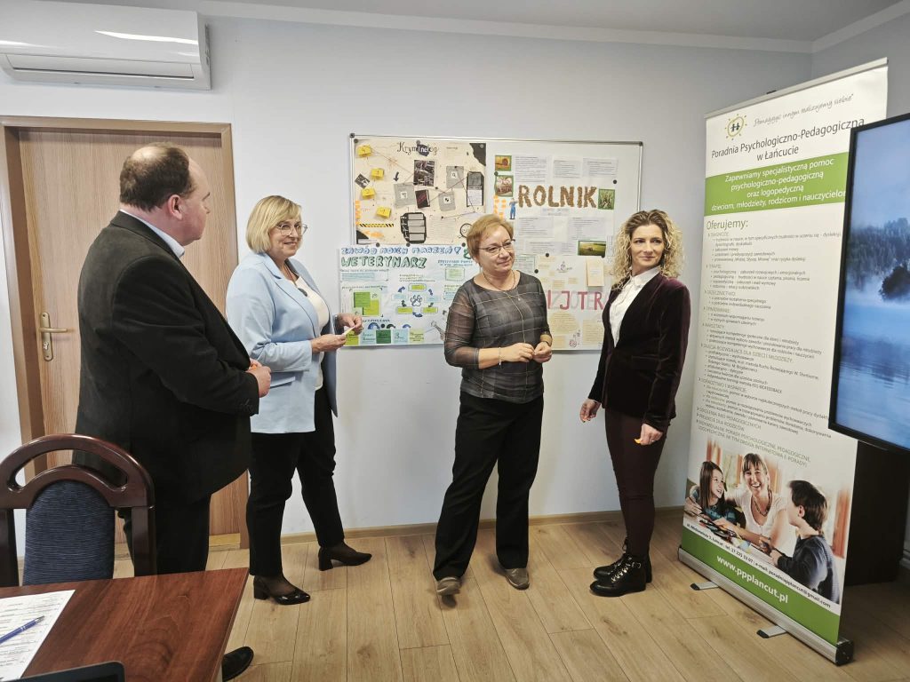 Jury oceniają prace uczniów podczas konkursu Zawód moich marzeń