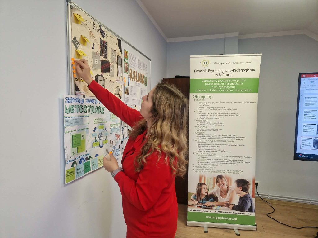 Psycholog oceniający prace konkursowe w ramach konkursu: Zawód moich marzeń