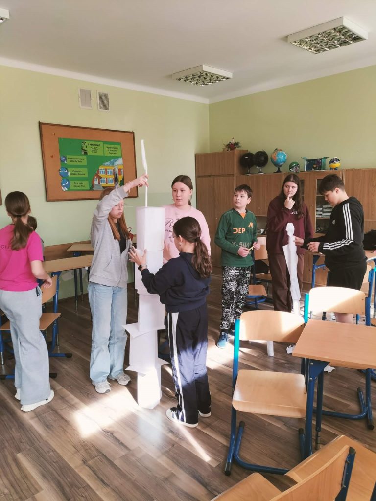 Uczniowie podczas warsztatów: Zrozumieć siebie i innych w SP 3 w Łańcucie