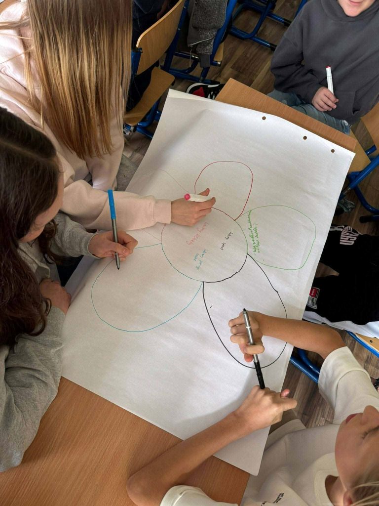 Uczniowie Szkoły Podstawowej nr 3 w Łańcucie podczas warsztatów - wykonują ćwiczenie